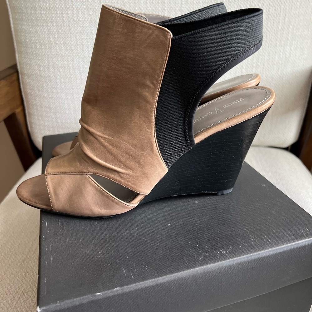 VINCE CAMUTO VADO Tan Black leather Wedge Sandal size 9